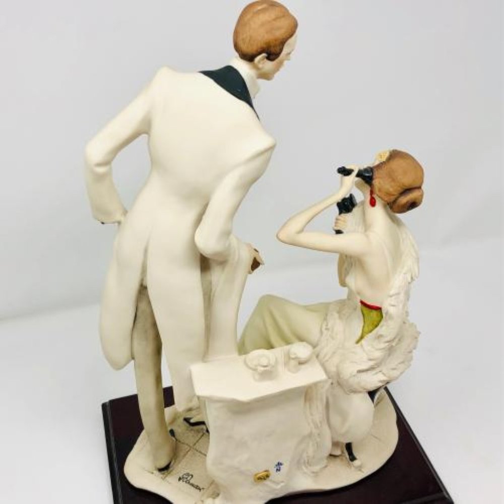 GIUSEPPE ARMANI "IL TELEFONO" PORCELAIN FIGURINE - Picture 2 of 8